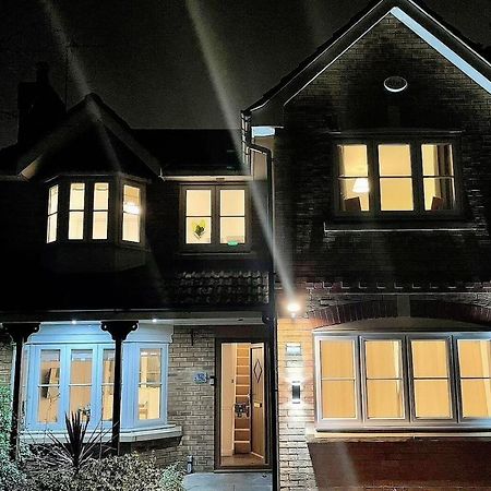 Spacious And Amazing 4 Bedroom Detached House Манчестър Екстериор снимка