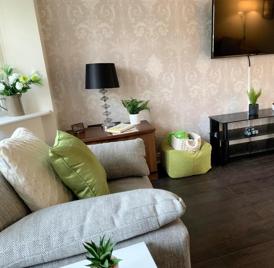 Spacious And Amazing 4 Bedroom Detached House Манчестър Екстериор снимка