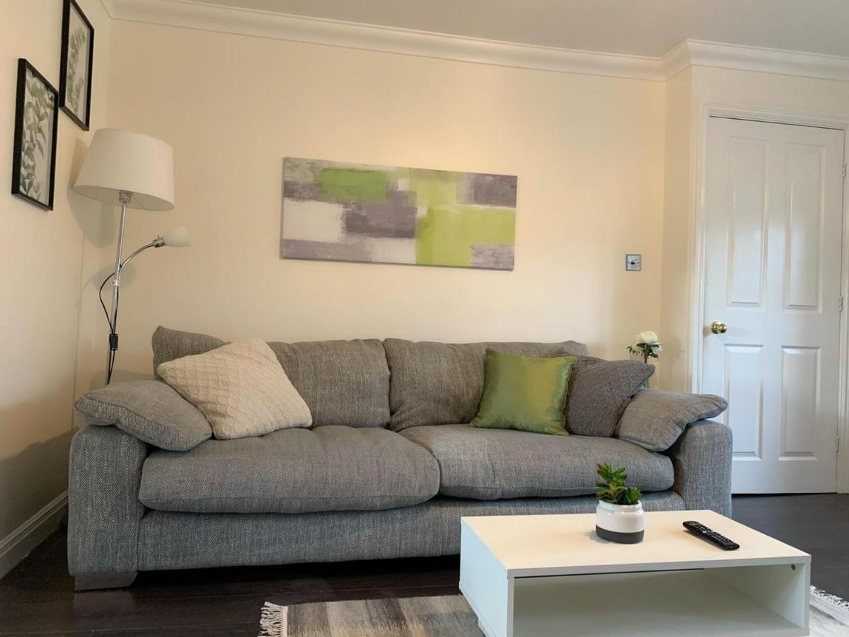 Spacious And Amazing 4 Bedroom Detached House Манчестър Екстериор снимка